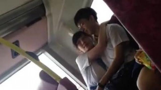 香港學生妹巴士上親熱