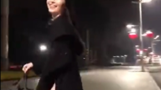 最近網路很紅的女人穿大衣在街頭裸奔影片