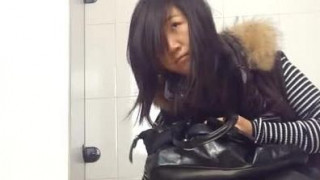 商场排队厕拍系列6 打扮时髦的年轻小姐姐下面有点黑