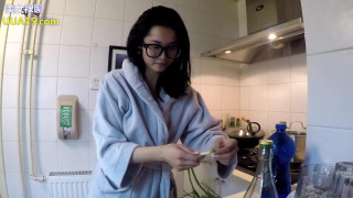 北京嫩模瑶瑶御姐范和男友玩裸体性爱厨房一边做菜一边被玩逼貌似厨艺还不错