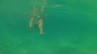Meine nuttige Frau zeigt unter Wasser ihren geilen Körper 