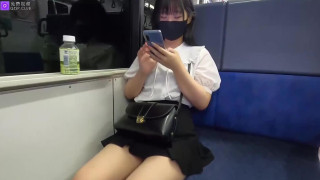 日本新干线上の口罩姬