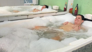 Brazilian amateur couple on vacation kick off 2021 in style by sucking in bathtub