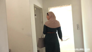 保守的阿拉伯女人 被装修工人调戏成功 爬梯子上撅屁屁被操