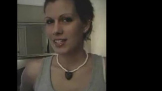 Elle envoie une video pour aider son ami a se masturber