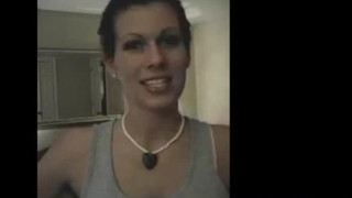 Elle envoie une video pour aider son ami a se masturber