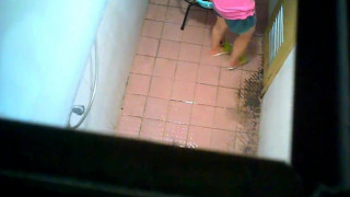 [浴室偷拍]【粉嫩紅豆】偷拍隔壁美女大學生洗澡！沒想到居然讓我看到「粉紅車頭燈」～這下賺到了～應該還沒被開發！