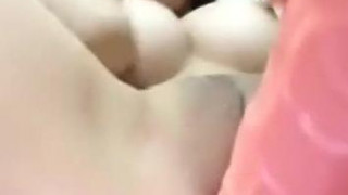[自拍露臉]馬來西亞少女露出粉紅妹妹玩按摩棒，裡面好緊又粉嫩！還沒被開通喔（有影）
