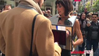為「性自主」發聲，瑞士藝術家"摩爾"街頭讓人摸光光！遭警察關切（圖＋影無碼版）