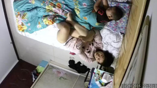 【線上看影片】家庭網絡攝像頭監控TP騷媽把孩子哄睡後玩手機視頻對著自己的逼和奶子給對方擼管！