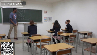 ヨーロッパの教師が日本の女の子を愛している