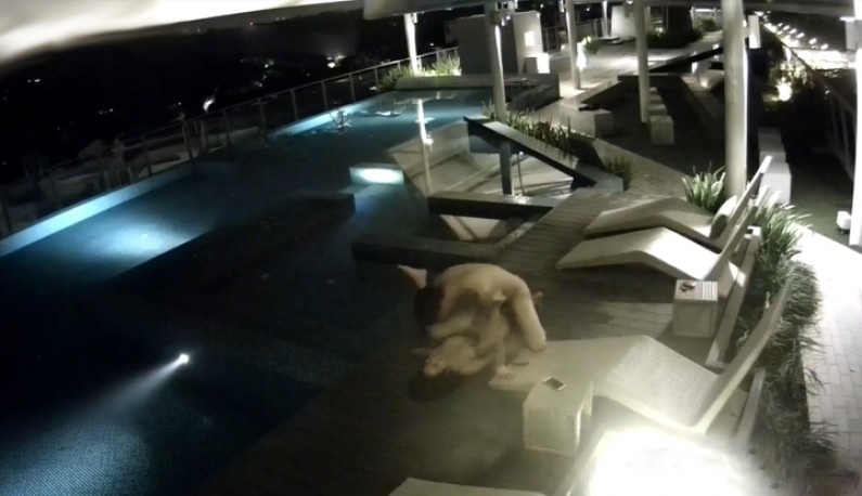 [香港] 某酒店一對情侶~半夜睡不著叫~到頂樓的游泳池激烈爆操一波~